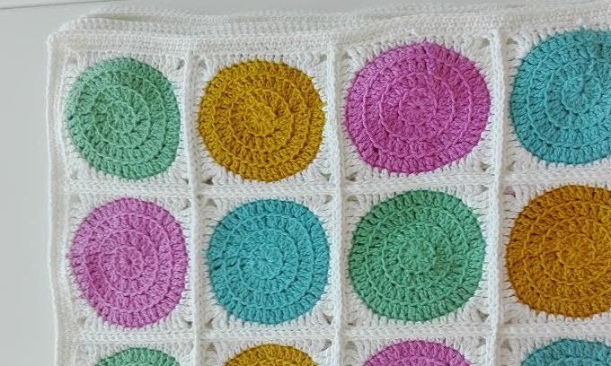 Babytæppet er endelig færdigt. Det skulle have været et tæppe til Anna, men der var ikke nok garn - og det er lang tid siden, at hun var baby. Tæppet måler 80 x 110 cm. De næste tæppeprojekter er allerede i gang. Jeg elsker at hækle firkanter til tæpper, selvom projektet virker uoverskueligt, lige når man går i gang.